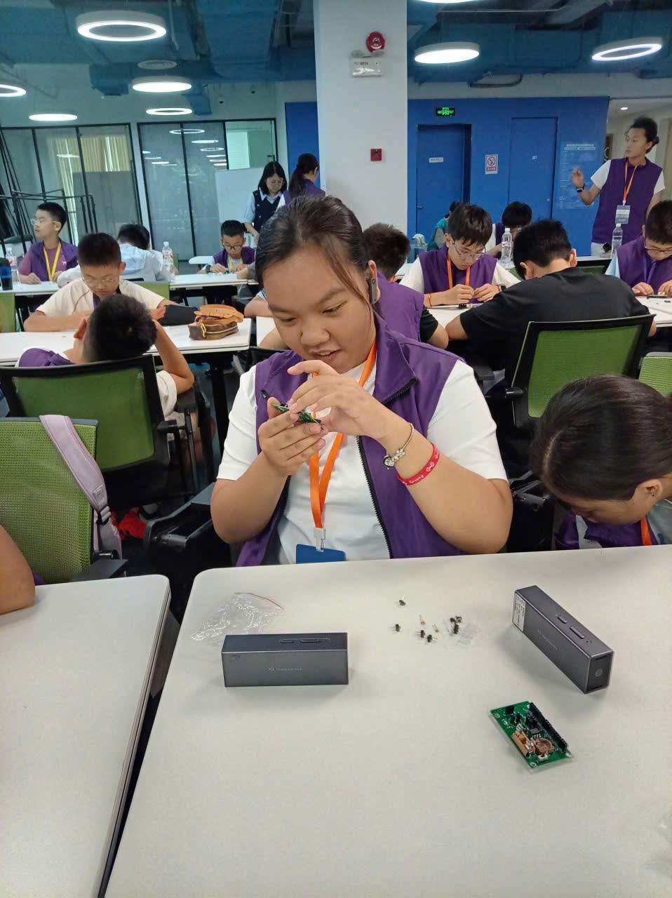 Học viên So Izy thực hành công nghệ