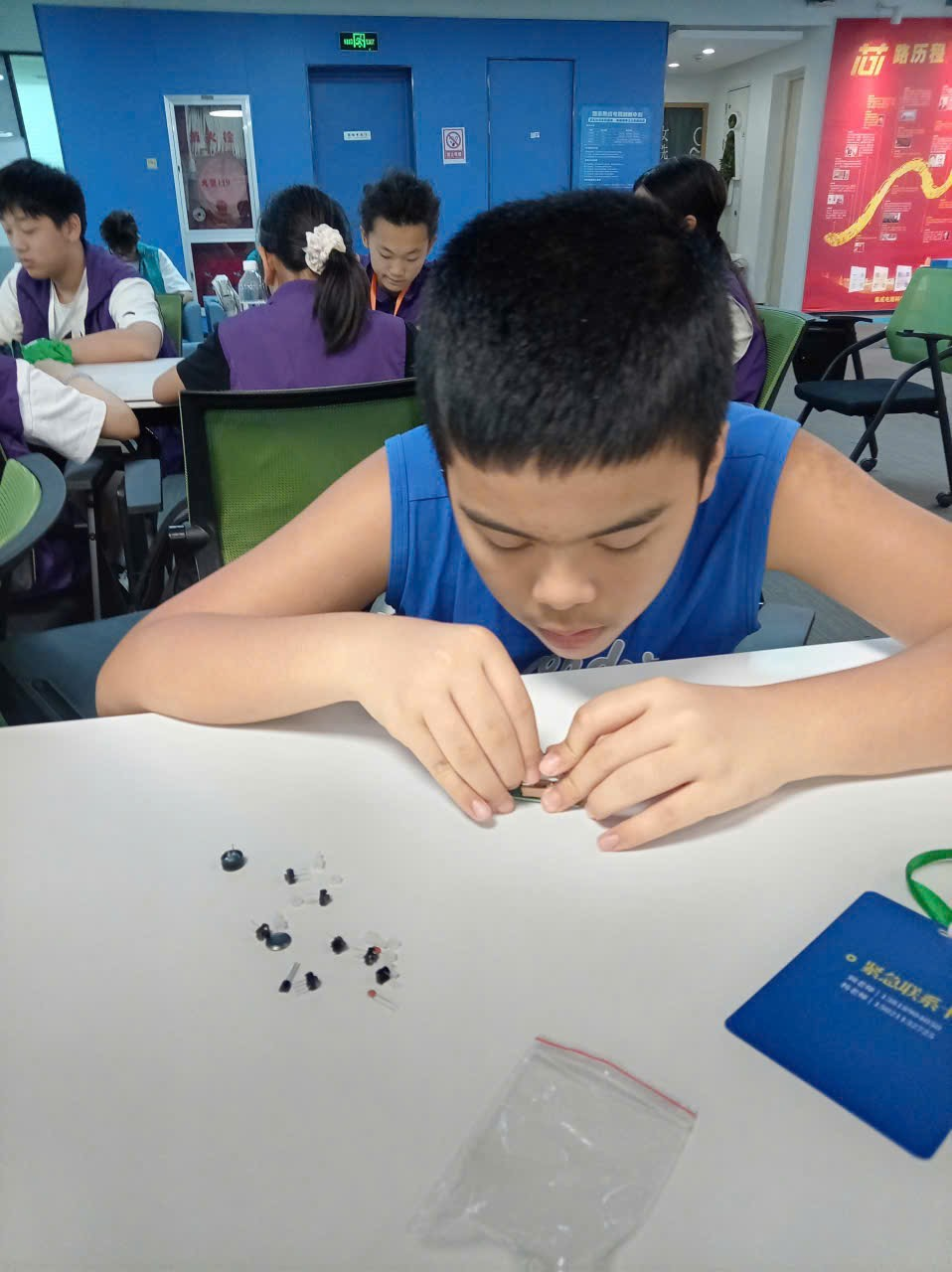 Học viên So Izy lắp ráp mạch điện tử