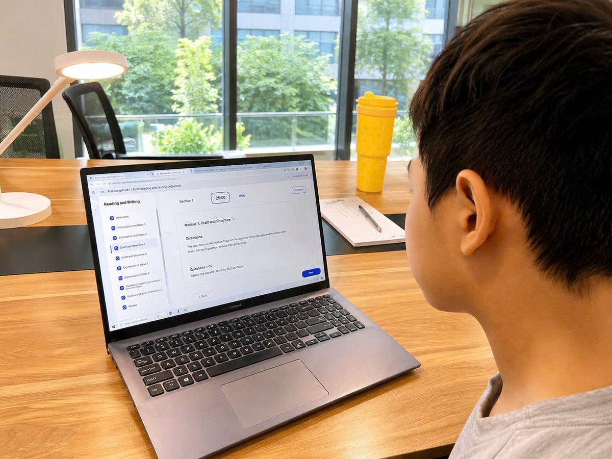 Học sinh làm bài thi thử SAT Reading and Writing trên máy tính